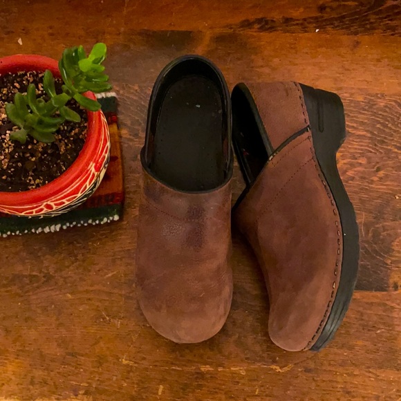 Pro. Textured Oil Women's in Antique Brown - Picture 2 of 9